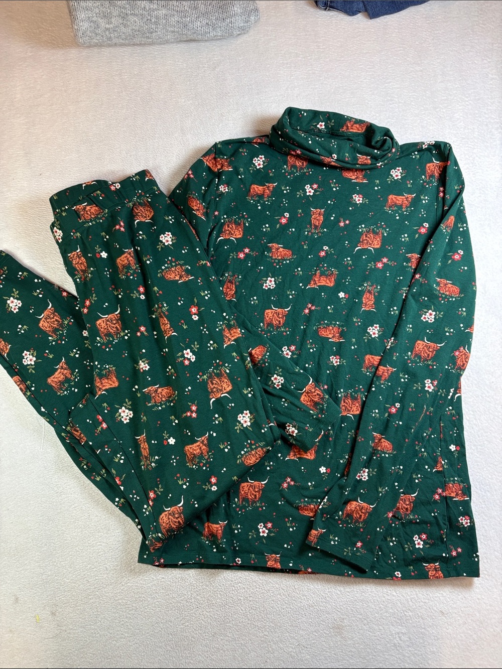 Duluth Trading Co Dark Green Bull & Floral Turtleneck Pajama Set